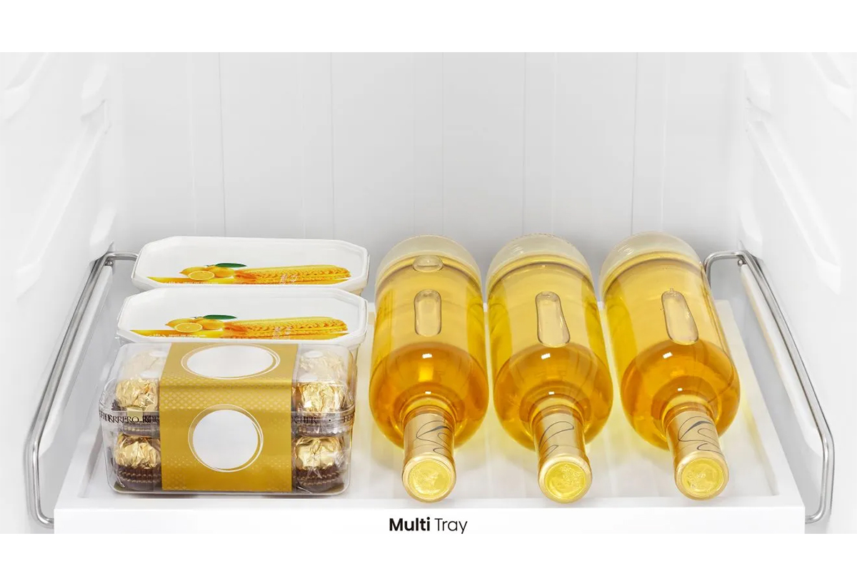 Απεικονίζονται μπουκάλια στον ειδικό χώρο.